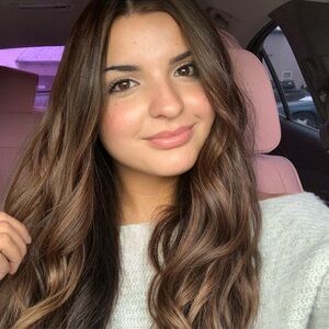 Meet your Posher, Estera